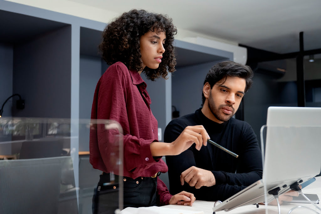 Homem e mulher programadores