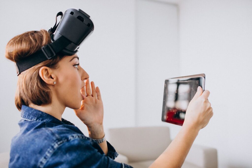 Funcionária utilizando realidade virtual