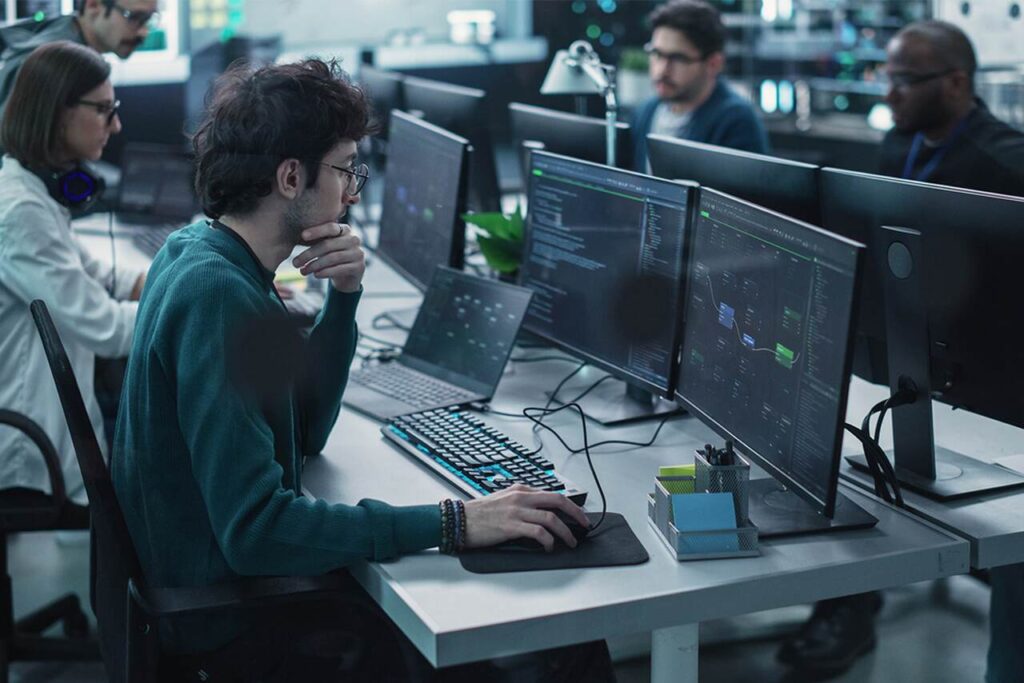 programador trabalhando com plano de carreira em ti