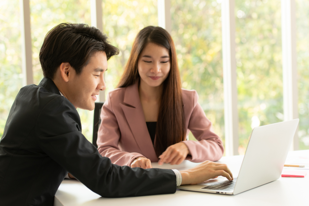 profissional passando pelo funil de recrutamento na etapa de onboarding.
